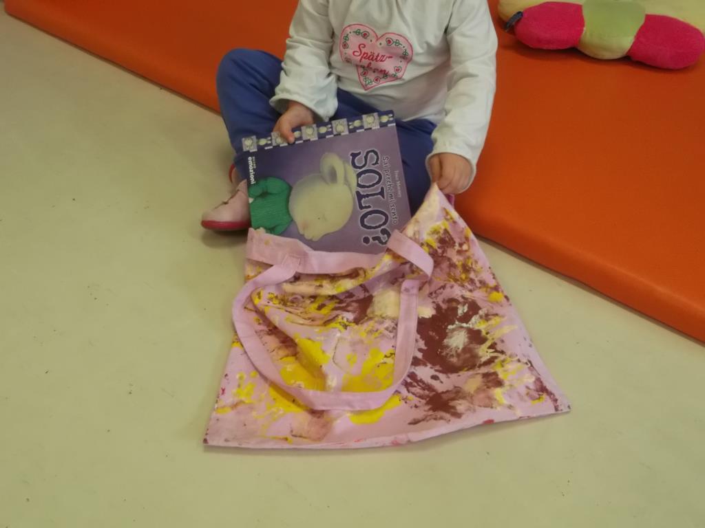 Un'immagine che ritrae bambino, plastica, piede, bambino che fa i primi passi e giocare.
