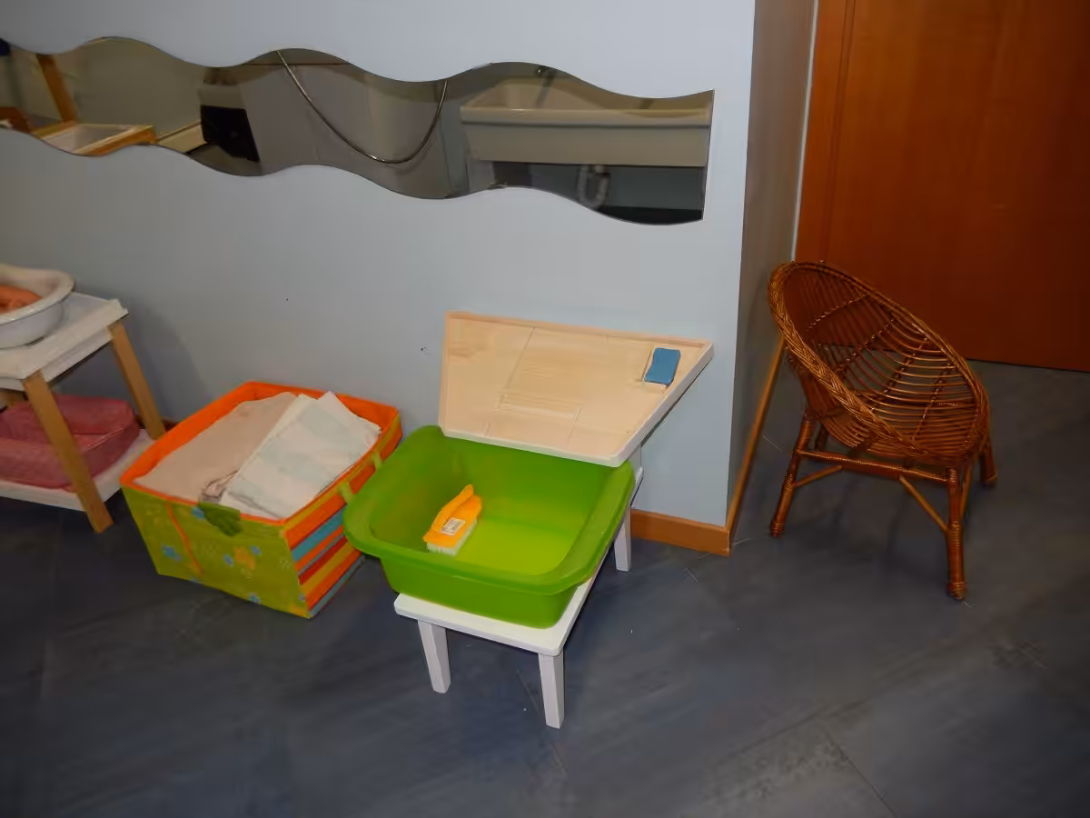 Un'immagine che ritrae legna, plastica, mordente per legno, scaffalature e colore.