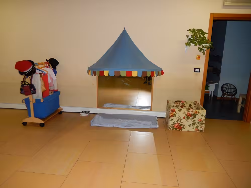 Un'immagine che ritrae pavimentazione, pavimento, giocattolo, camera e giocattoli per bambini.