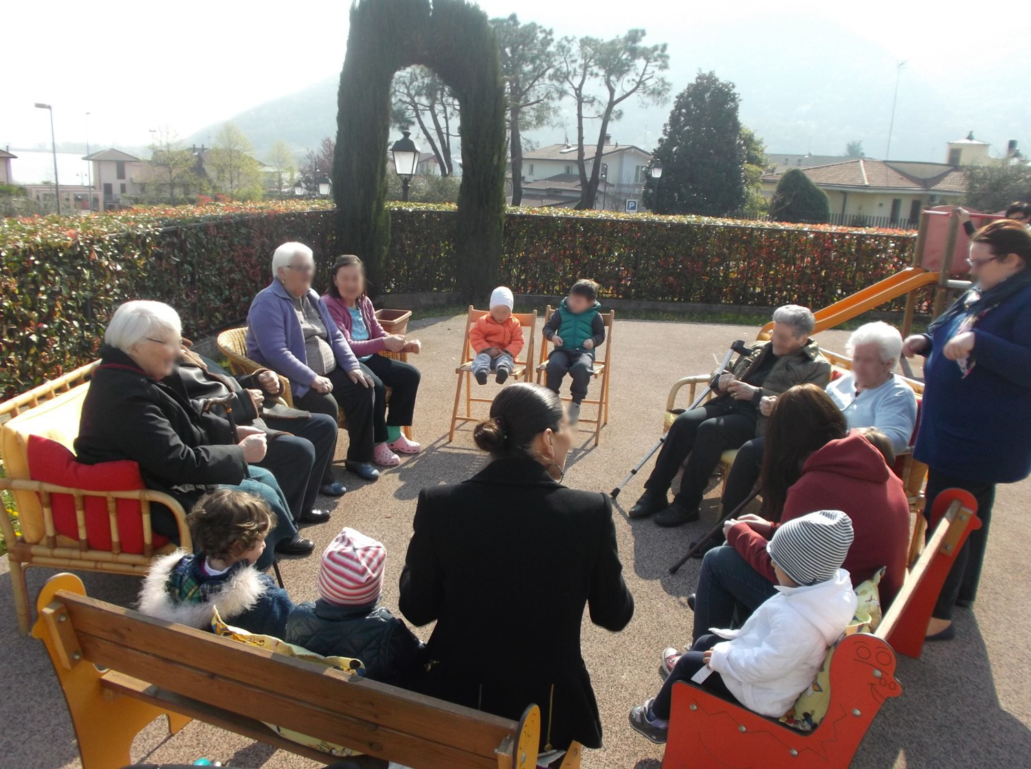 Un'immagine che ritrae comunità, tempo libero, bambino, sedia a rotelle e nonno.