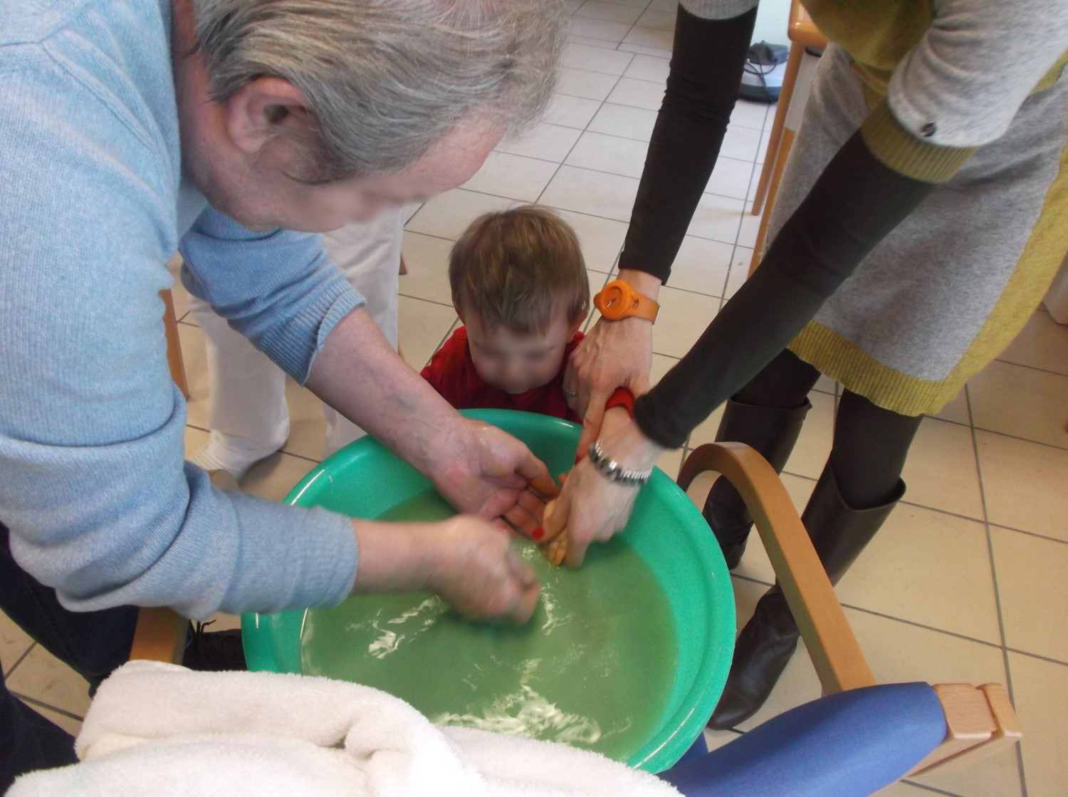Un'immagine che ritrae mano, bambino, bambino che fa i primi passi, plastica e sedia.