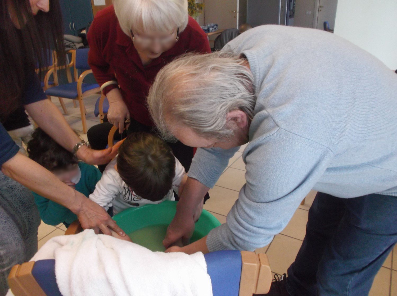 Un'immagine che ritrae braccio, mano, polso, medico e bambino.