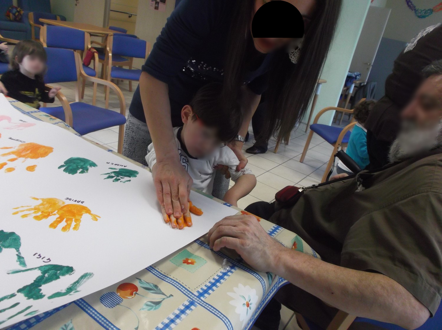 Un'immagine che ritrae mano, maglietta, bambino, tavolo e mobilia.