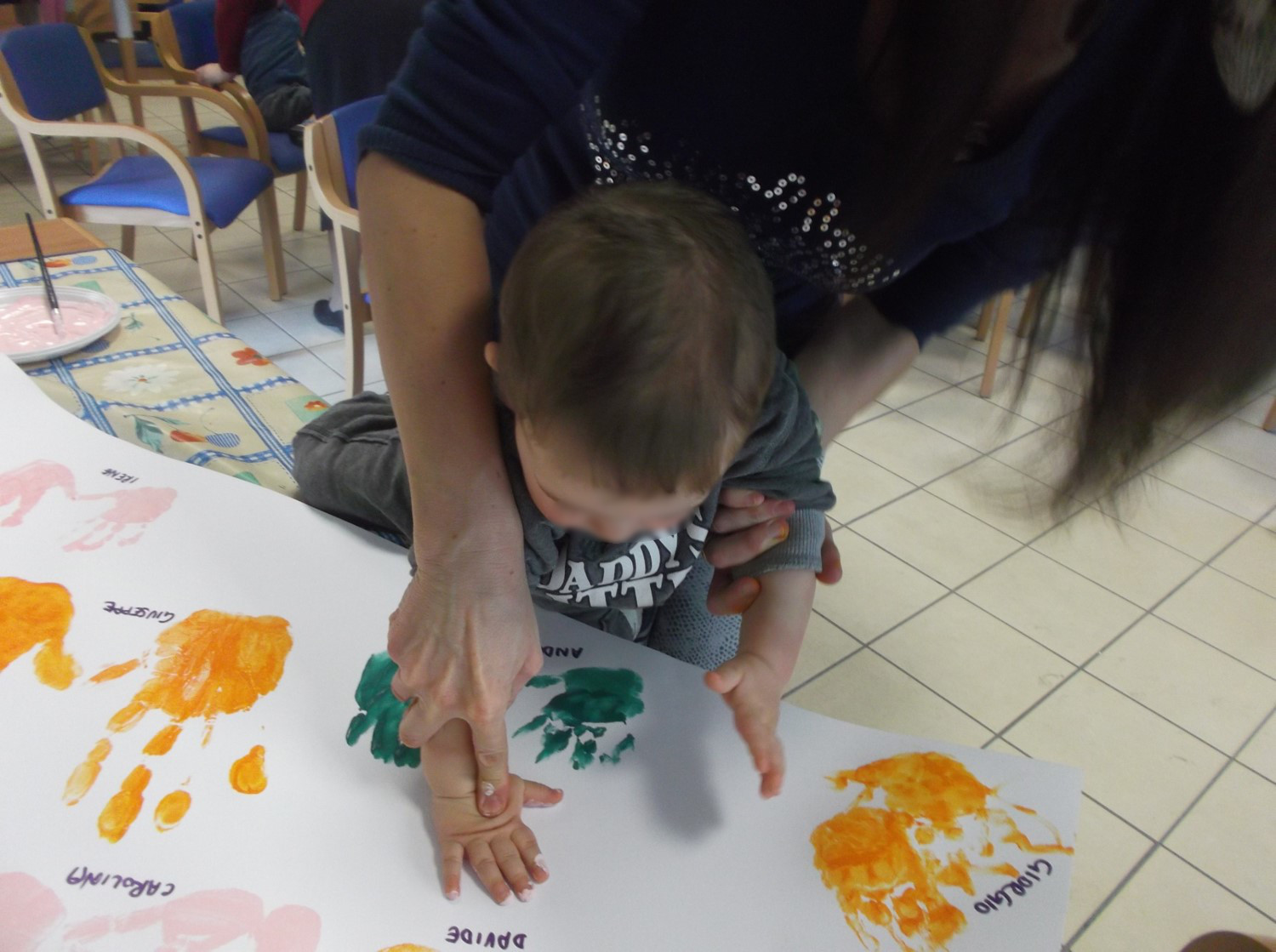 Un'immagine che ritrae braccio, mano, dito, bambino e artista.