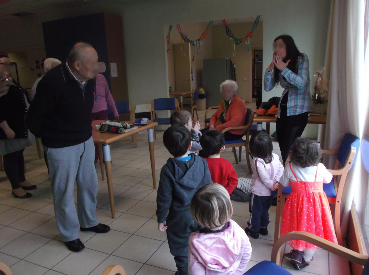 Un'immagine che ritrae corpo umano, mobilia, sedia, camera e bambino.