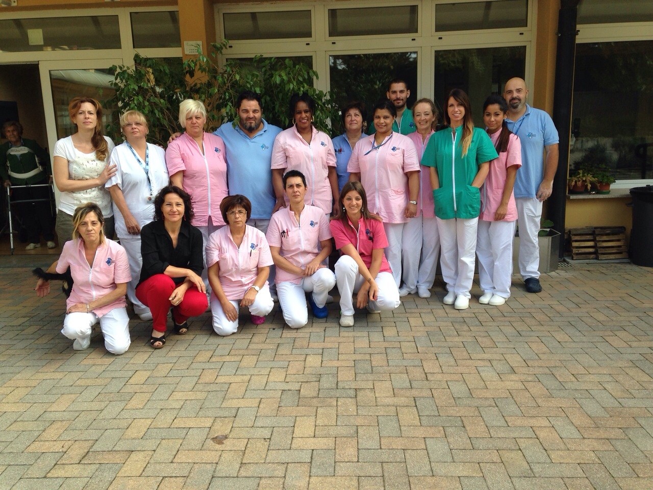 Un'immagine che ritrae sorriso, comunità, uniforme, professionista sanitario e felicità.