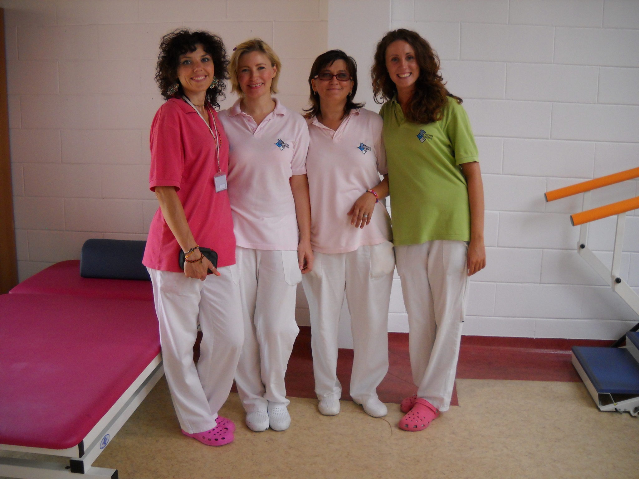 Un'immagine che ritrae uniforme da infermiera, uniforme, professionista sanitario, sorriso e infermiera.