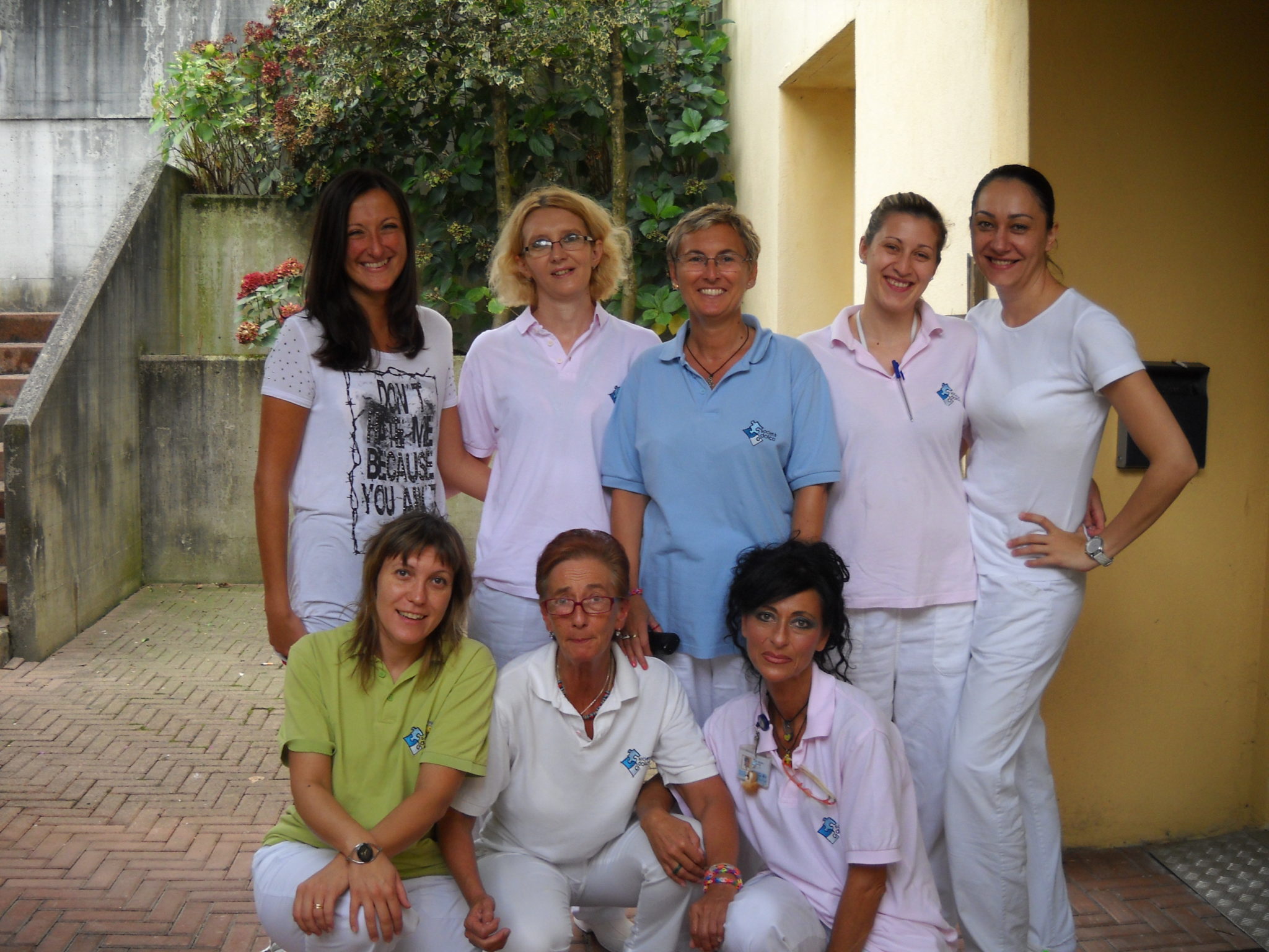 Un'immagine che ritrae sorriso, uniforme, felicità, squadra e addome.
