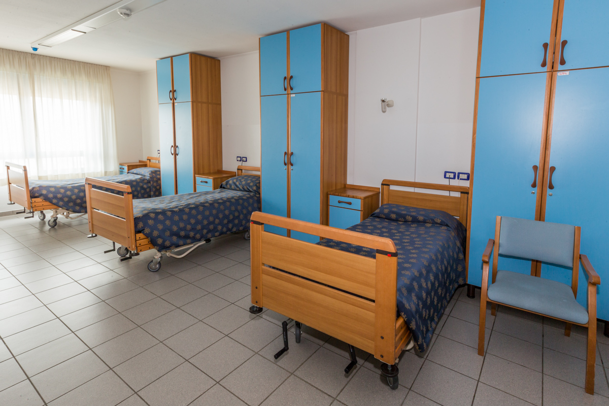 Un'immagine che ritrae mobilia, design d'interni, pavimentazione, pavimento e letto.