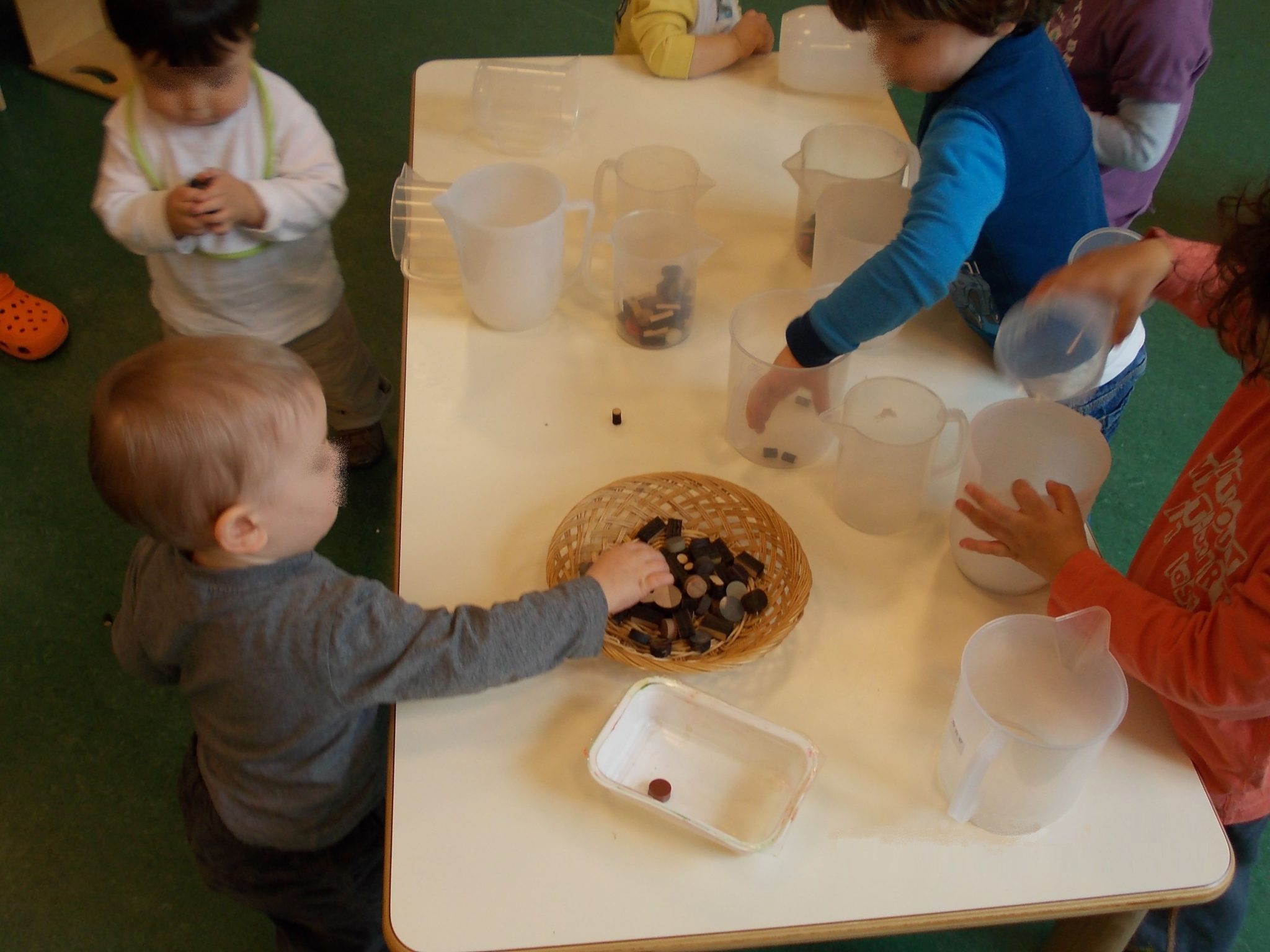 Un'immagine che ritrae bambino, stoviglie, tavolo, mobilia e bambino che fa i primi passi.