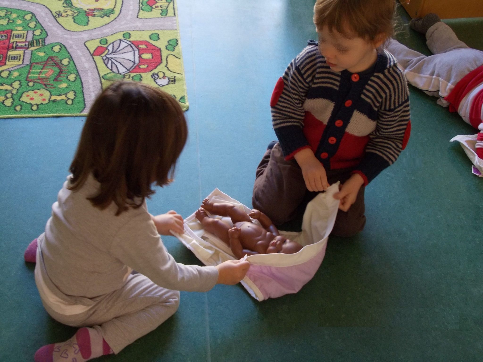 Un'immagine che ritrae mano, bambino, dito, pavimentazione e bambino che fa i primi passi.