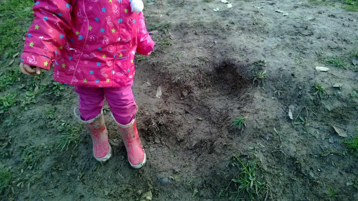 Un'immagine che ritrae bambino, rosa, suolo, bambino che fa i primi passi e abbigliamento per neonati e bambini piccoli.