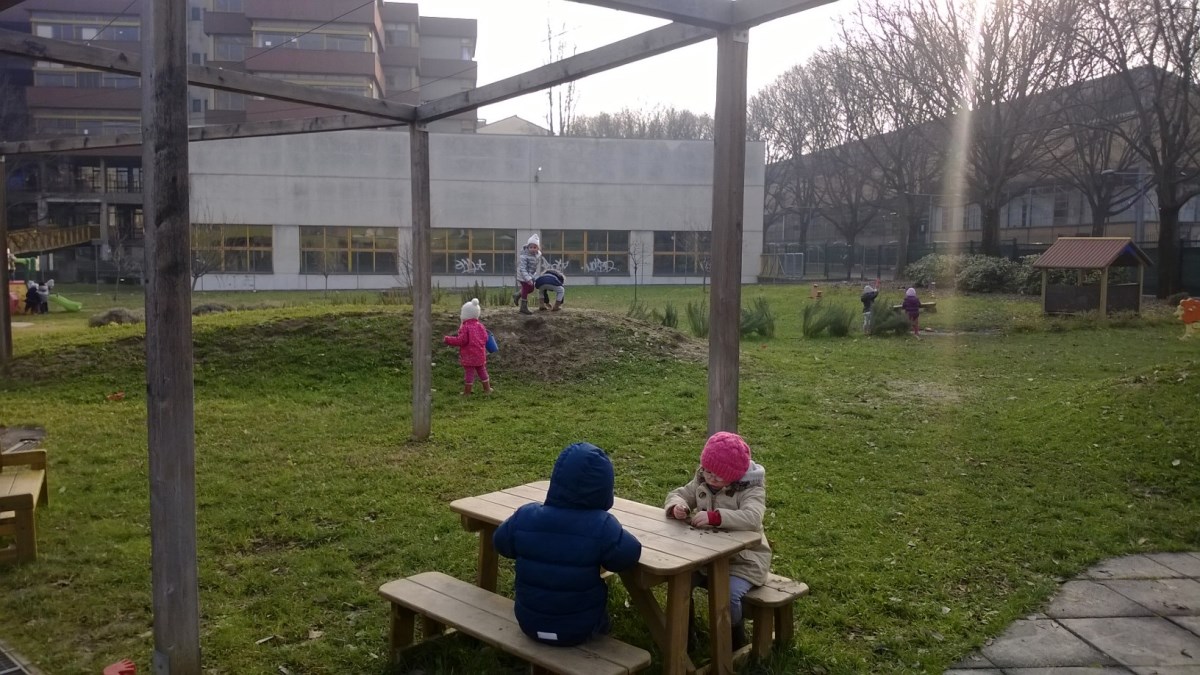 Un'immagine che ritrae ricreazione, spazio pubblico, tempo libero, bambino e prato.