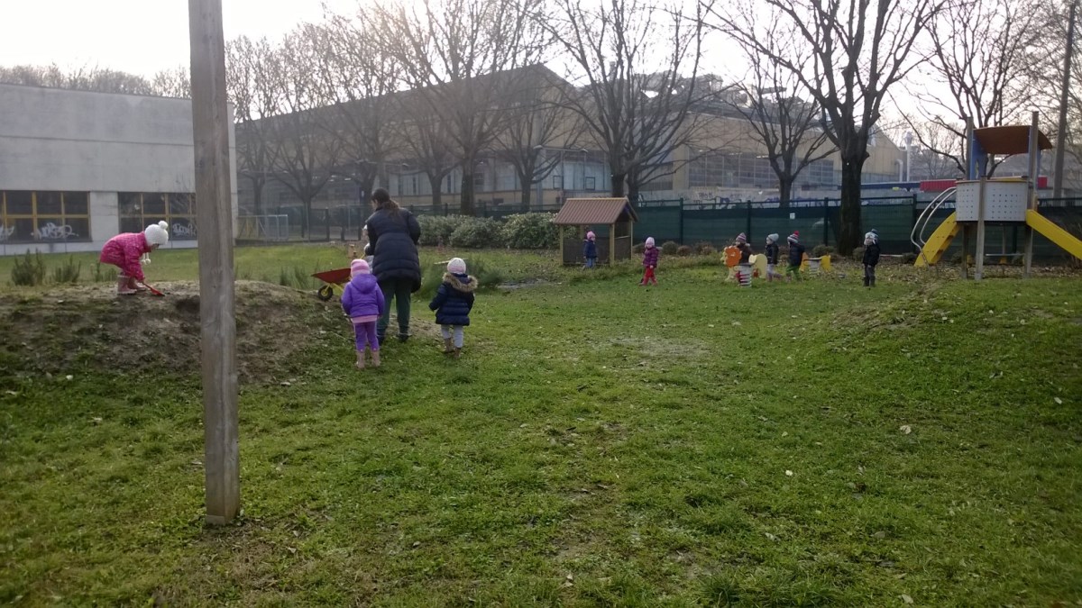 Un'immagine che ritrae erba, ricreazione, spazio pubblico, bambino e gioco.