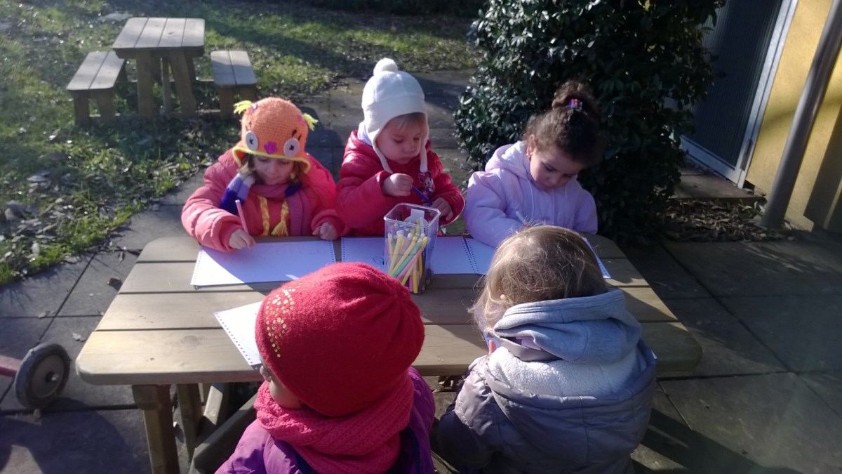 Un'immagine che ritrae giacca, bambino, ricreazione, divertimento e tempo libero.