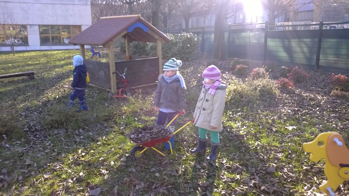 Un'immagine che ritrae ricreazione, giacca, bambino, primavera e giardino.