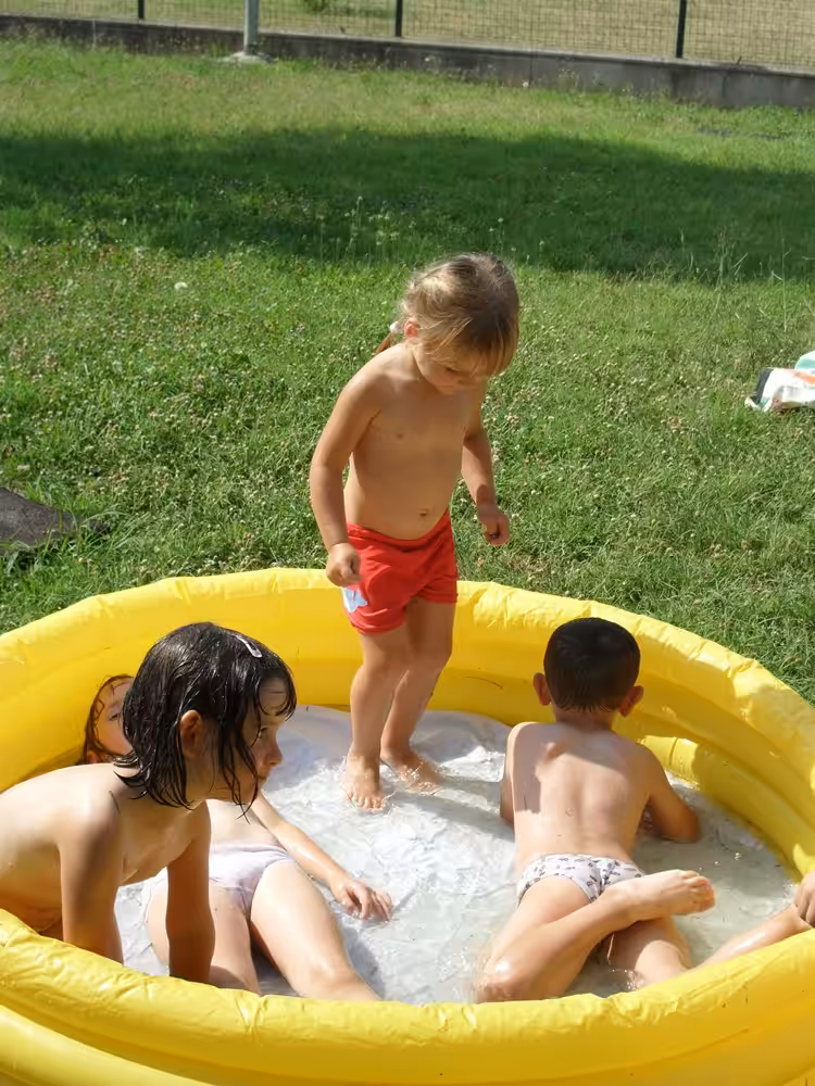 Un'immagine che ritrae fluido, bambino, gonfiabile, ricreazione e divertimento.