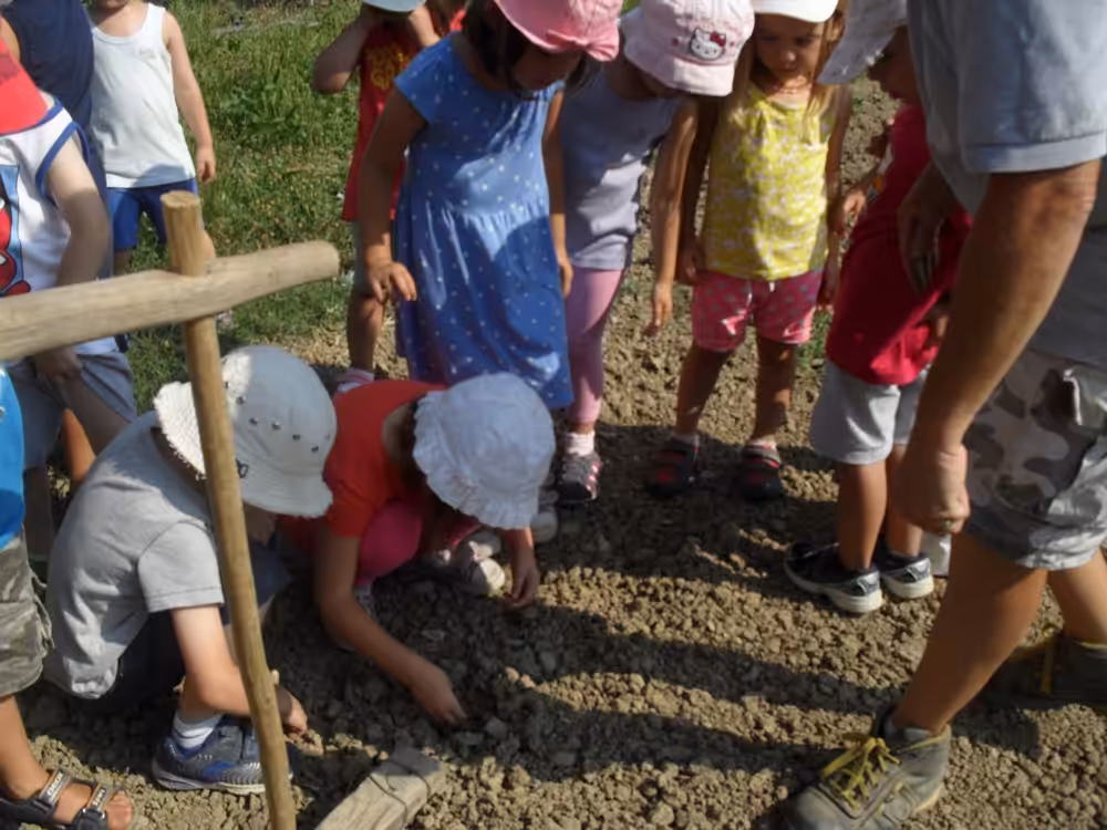 Un'immagine che ritrae scarpa, pantaloncini, ricreazione, comunità e cappello.
