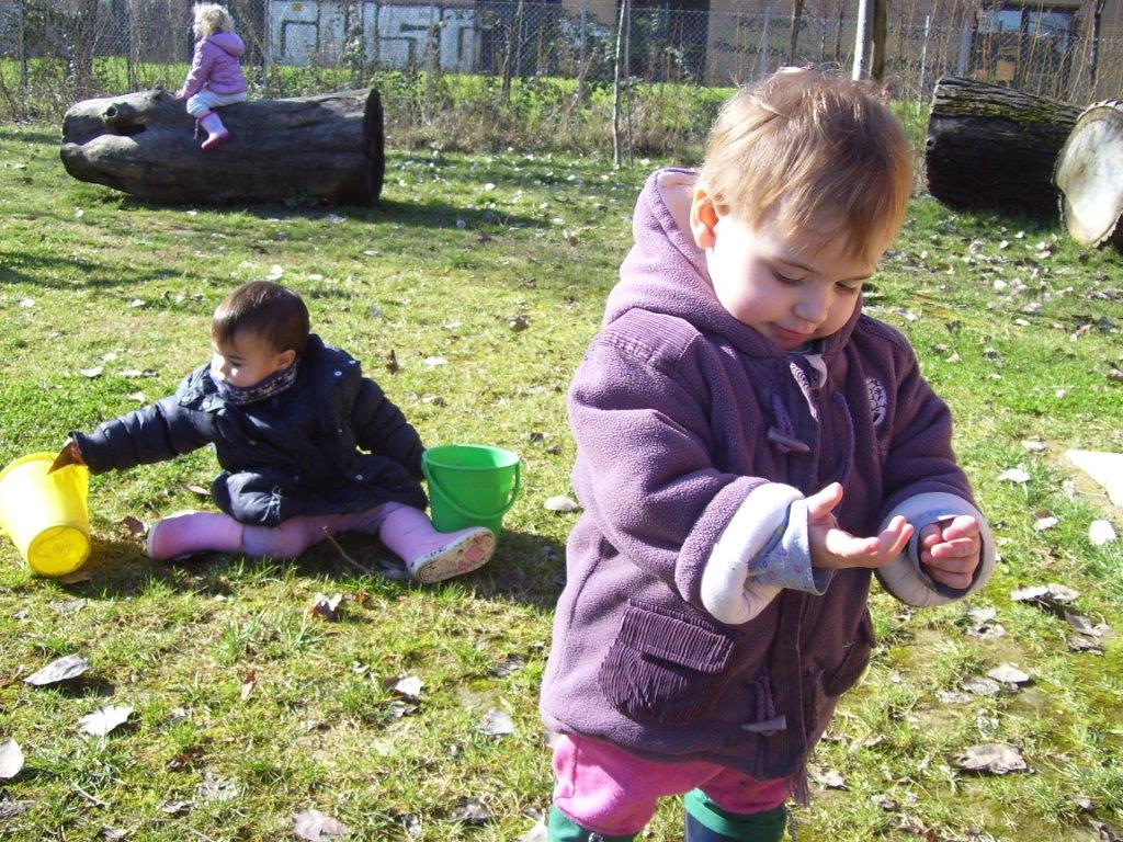 Un'immagine che ritrae erba, giacca, scarpa, bambino e ricreazione.