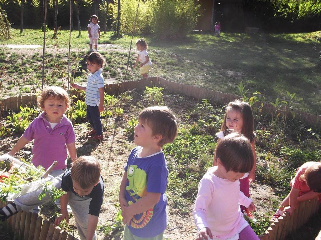 Un'immagine che ritrae bambino, ricreazione, comunità, estate e divertimento.