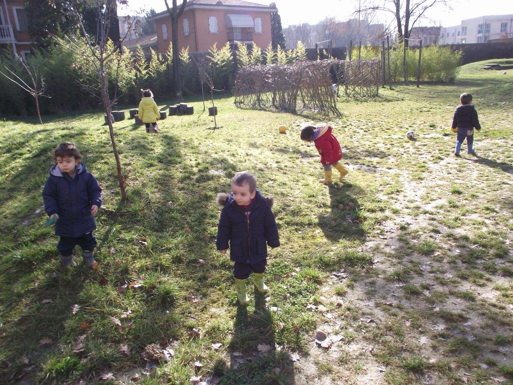 Un'immagine che ritrae erba, bambino, ricreazione, prato e primavera.