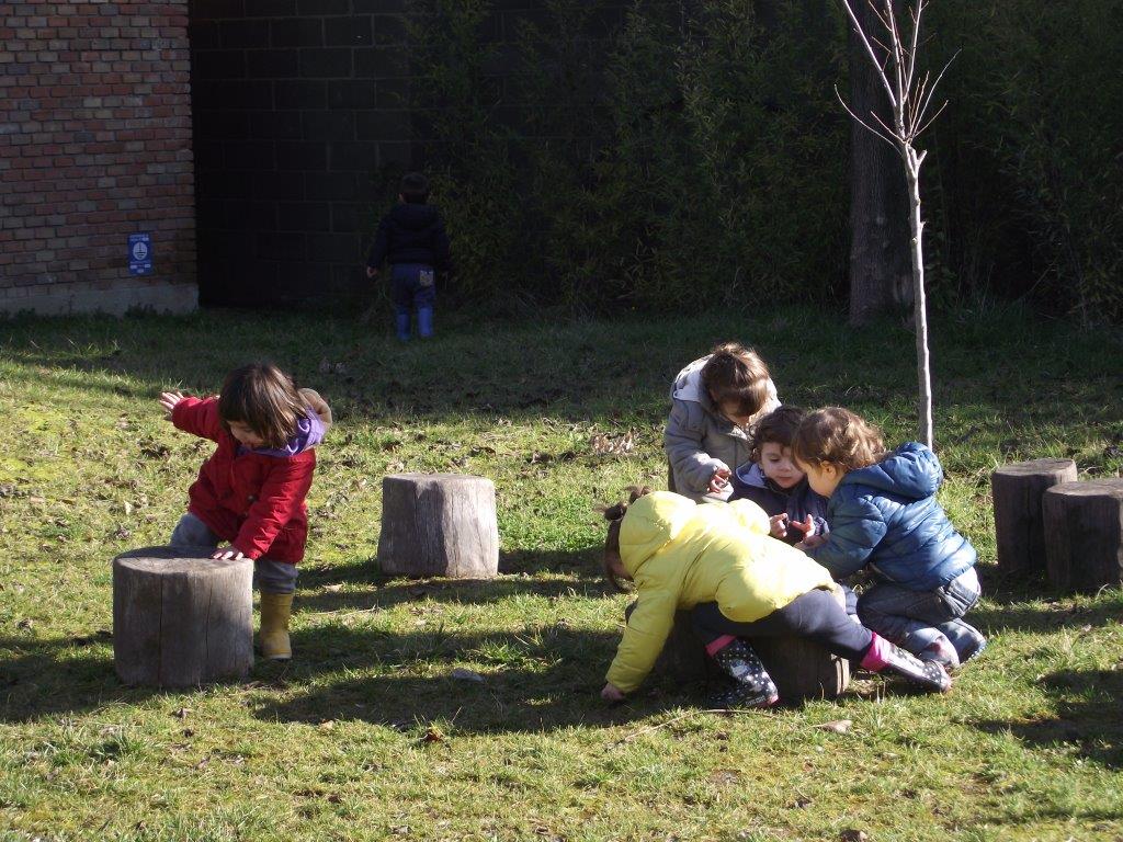 Un'immagine che ritrae erba, ricreazione, comunità, jeans e bambino.