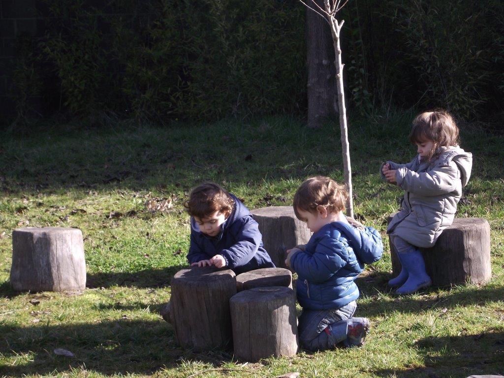 Un'immagine che ritrae ricreazione, jeans, bambino, tempo libero e giacca.
