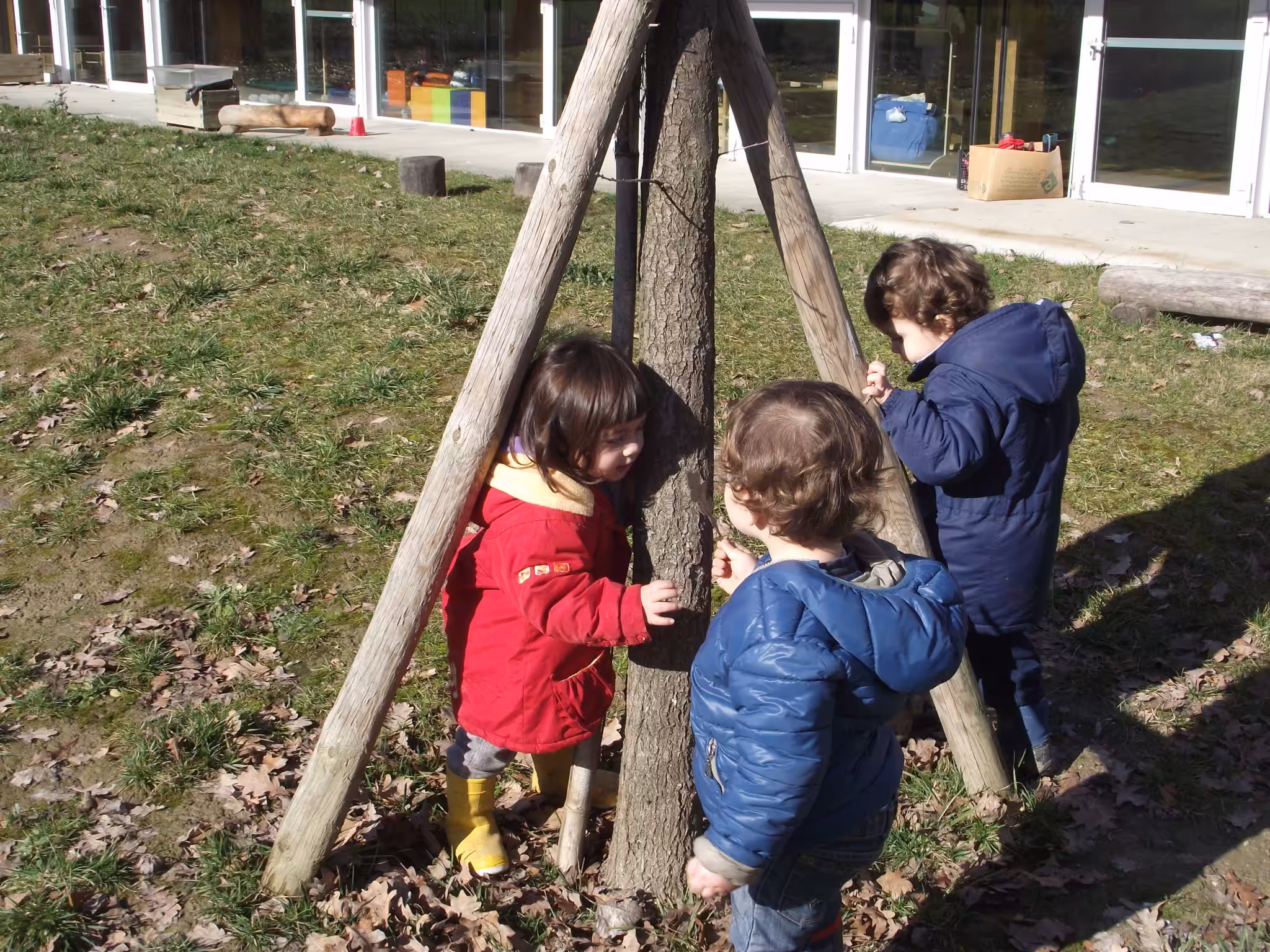 Un'immagine che ritrae ricreazione, attrezzature da gioco all'aperto, bambino, insediamento umano e tempo libero.