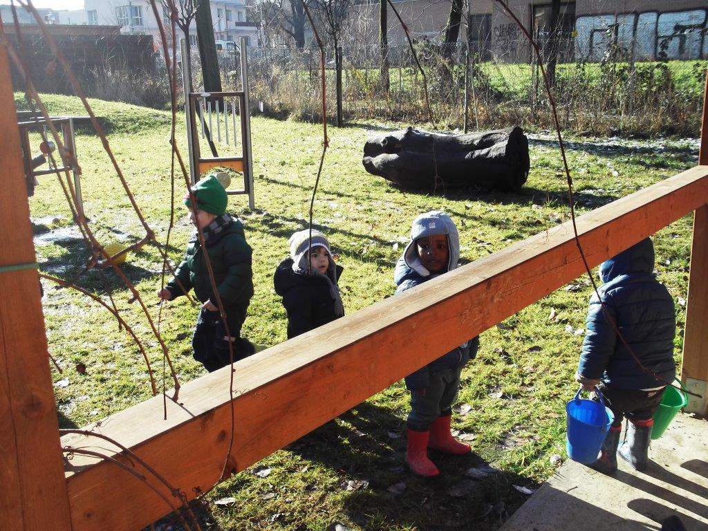 Un'immagine che ritrae ricreazione, insediamento umano, tempo libero, attrezzature da gioco all'aperto e bambino.