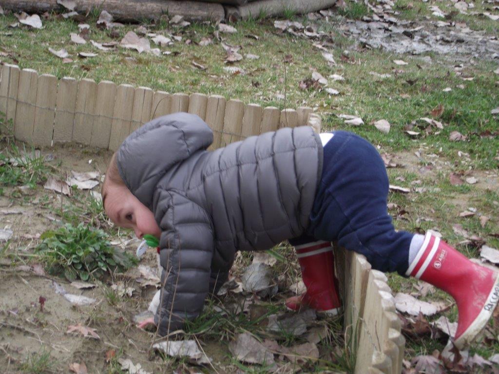 Un'immagine che ritrae bambino, abbigliamento per neonati e bambini piccoli, bambino che fa i primi passi, suolo e scarpa da passeggio.