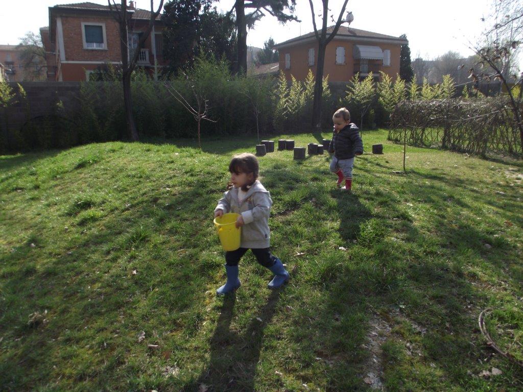 Un'immagine che ritrae erba, ricreazione, bambino, giardino e prato.