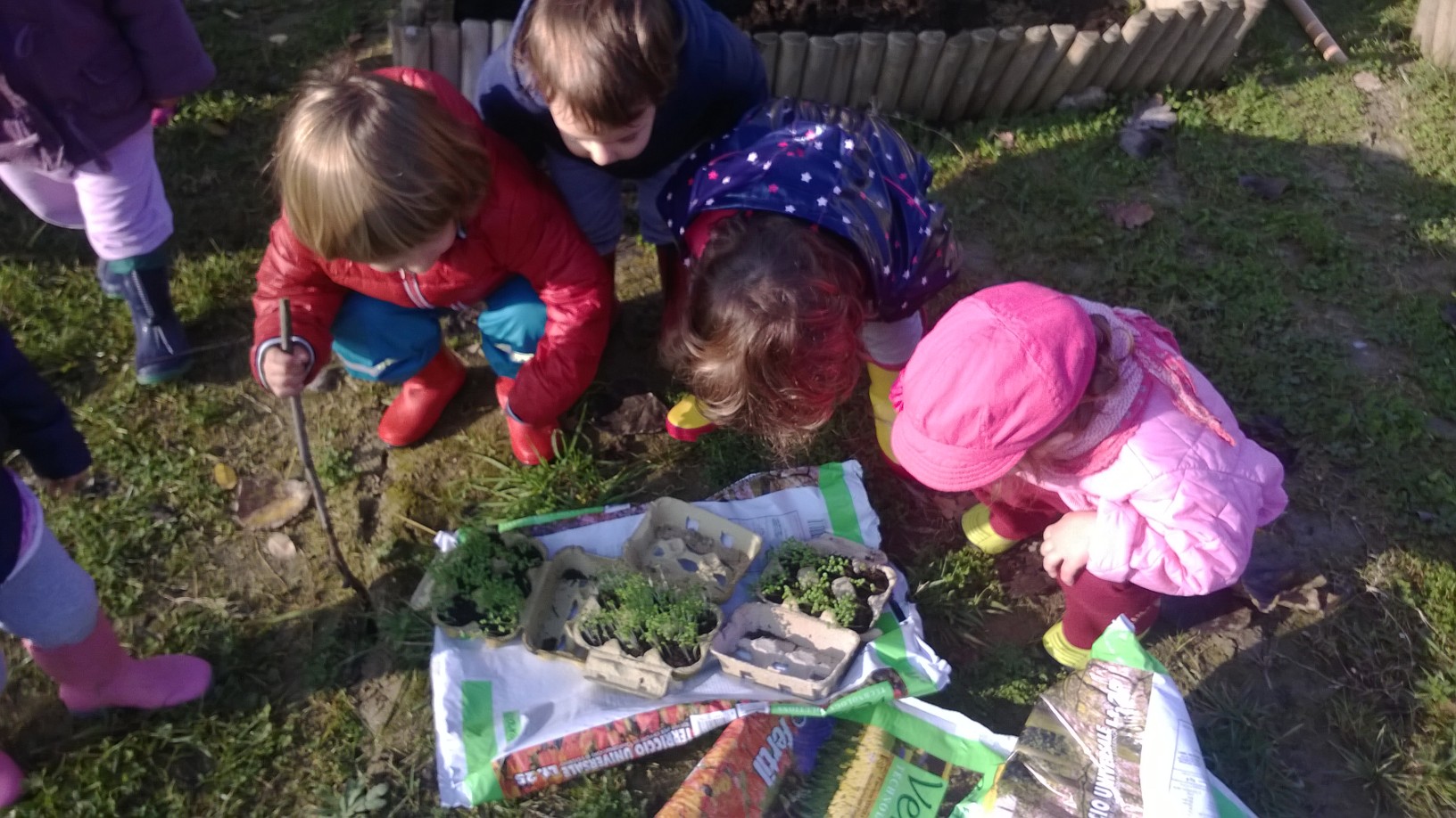 Un'immagine che ritrae bambino, giacca, ricreazione, tempo libero e divertimento.