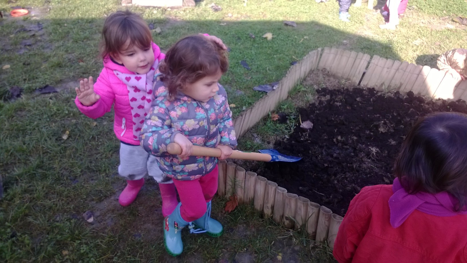 Un'immagine che ritrae bambino, ricreazione, primavera, divertimento e bambino che fa i primi passi.